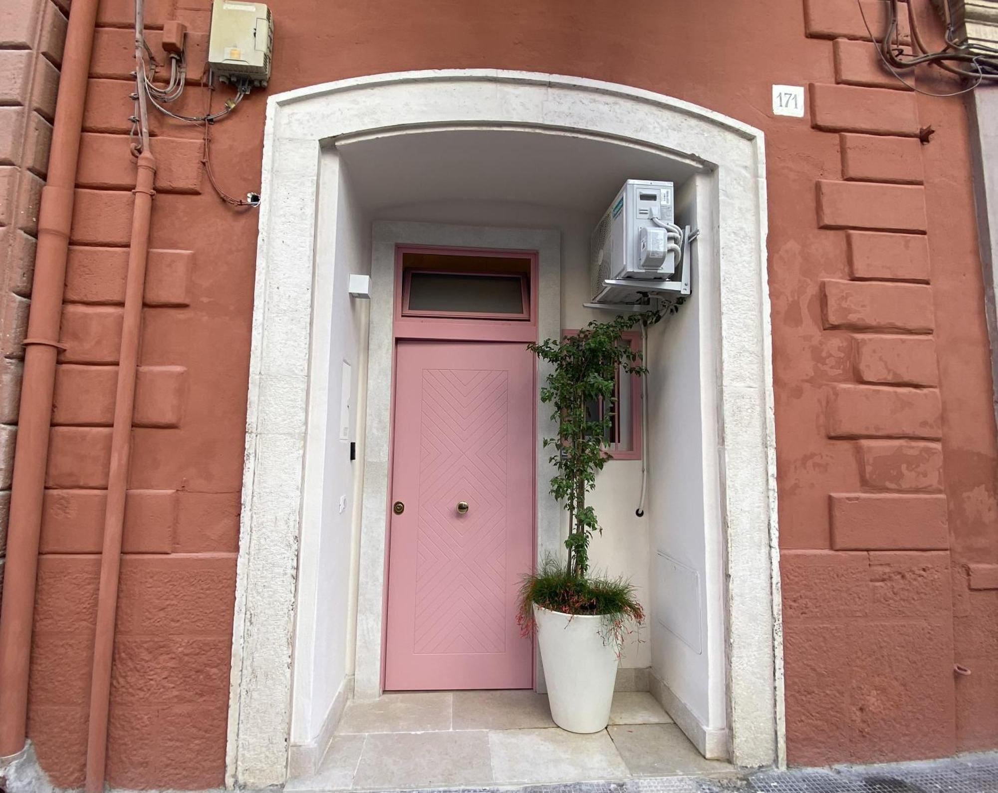 Quiet And Stylish - Bari City Center, Minutes To Station Экстерьер фото
